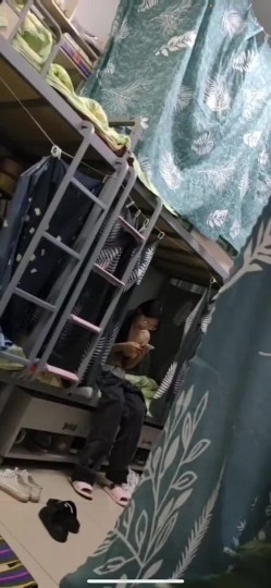坑闺蜜妹子还不起高利贷被逼直播偷拍 室友换衣服抵债,心里很矛盾,表示一天也不想坚持了 截图15