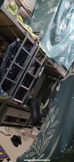 坑闺蜜妹子还不起高利贷被逼直播偷拍 室友换衣服抵债,心里很矛盾,表示一天也不想坚持了 截图16