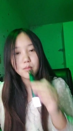 重磅！女神连素颜都美到炸~【鱼妈】自慰狂喷水！无限狂喷~ 这逼又肥又粉，水龙头！ 截图10