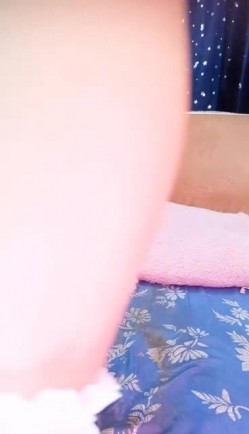 胸前纹身贴大奶妹子情趣装自慰秀 手指扣逼道具JJ抽插玻璃黄瓜爆菊 截图5