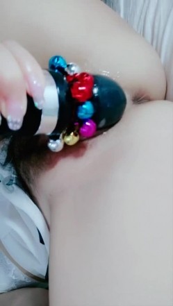 颜值不错骚气黄发少妇道具自慰 近距离特写按摩器震动逼高潮出水呻吟娇喘 截图8