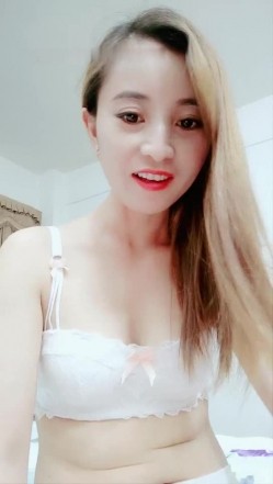 颜值不错骚气黄发少妇道具自慰 近距离特写按摩器震动逼高潮出水呻吟娇喘 截图16