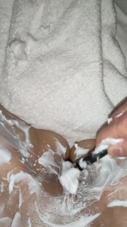 “喜不喜欢吃J8”对白超淫荡，酒店露脸4P反差小母狗【明明】乳夹狗链扇嘴巴子淫语捆绑剃阴毛各种调教上下洞齐开纯纯肉便器 截图2
