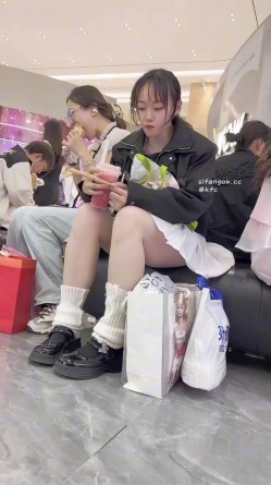街拍抄底大神『KFC』全是青春靓妹好看的小姐姐 截图5