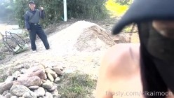 天花板露出狂人御姐【cikaimoon】，更大胆直接，全裸帮老农干活和大叔打篮球 截图2