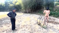 天花板露出狂人御姐【cikaimoon】，更大胆直接，全裸帮老农干活和大叔打篮球 截图9