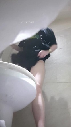 高手潜入夜店躲藏女厕障碍物做掩护现场实拍各种丝袜蕾丝内裤大长腿美眉方便气质不输明星美女先吐后尿 截图12
