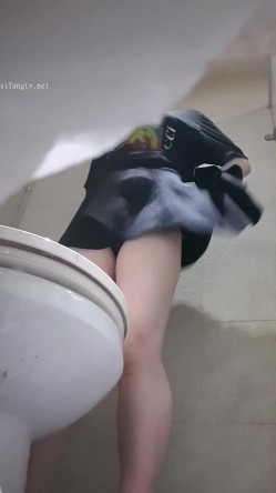 高手潜入夜店躲藏女厕障碍物做掩护现场实拍各种丝袜蕾丝内裤大长腿美眉方便气质不输明星美女先吐后尿 截图15