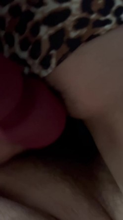 绝美佳人，超级反差婊，被人艹得都迷离了，掐脖子、扇耳光，哇哇大叫，床上无比淫荡，犹如欠艹的母狗！ 截图2