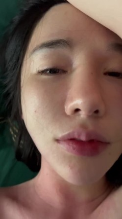 绝美佳人，超级反差婊，被人艹得都迷离了，掐脖子、扇耳光，哇哇大叫，床上无比淫荡，犹如欠艹的母狗！ 截图10