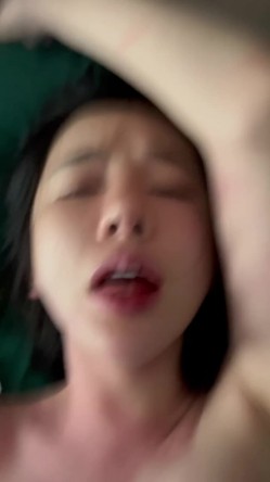 绝美佳人，超级反差婊，被人艹得都迷离了，掐脖子、扇耳光，哇哇大叫，床上无比淫荡，犹如欠艹的母狗！ 截图12