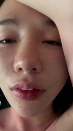 绝美佳人，超级反差婊，被人艹得都迷离了，掐脖子、扇耳光，哇哇大叫，床上无比淫荡，犹如欠艹的母狗！ 截图14