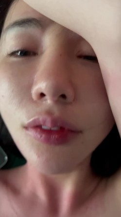 绝美佳人，超级反差婊，被人艹得都迷离了，掐脖子、扇耳光，哇哇大叫，床上无比淫荡，犹如欠艹的母狗！ 截图15