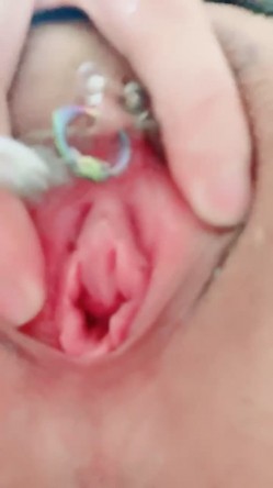 变态骚母狗！乳环阴环小姐姐！黑丝美腿开档内裤，假吊双洞齐插，扩阴器看子宫，骑乘位爆菊 截图11