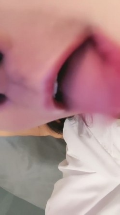 网红骚御姐性感诱惑！道具辣椒插穴！无毛骚逼磨蹭，搞得小穴湿湿，表情一脸享受 截图16