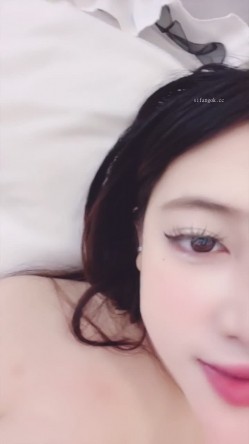 顶级女神带闺蜜下海玩双飞~性感黑丝巨乳乱晃，无套轮插内射~自慰 截图15