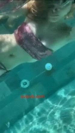 【网曝门事件】疑似前熊猫虎牙极品爆乳主播Lovely泳池打炮性爱私拍流出 无套插入 巨乳翘挺 高清720P完整版 截图1