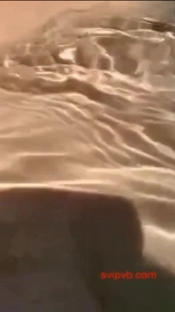 【网曝门事件】疑似前熊猫虎牙极品爆乳主播Lovely泳池打炮性爱私拍流出 无套插入 巨乳翘挺 高清720P完整版 截图4