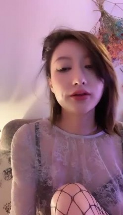极品短发美女与情人约炮大合集！【美少妇】，小嫂子前凸后翘，风情万种，与情人私会搞破鞋 截图3