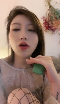 极品短发美女与情人约炮大合集！【美少妇】，小嫂子前凸后翘，风情万种，与情人私会搞破鞋 截图4