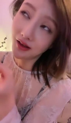 极品短发美女与情人约炮大合集！【美少妇】，小嫂子前凸后翘，风情万种，与情人私会搞破鞋 截图9