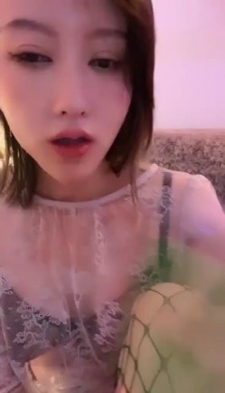 极品短发美女与情人约炮大合集！【美少妇】，小嫂子前凸后翘，风情万种，与情人私会搞破鞋 截图10