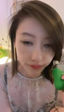 极品短发美女与情人约炮大合集！【美少妇】，小嫂子前凸后翘，风情万种，与情人私会搞破鞋 截图14