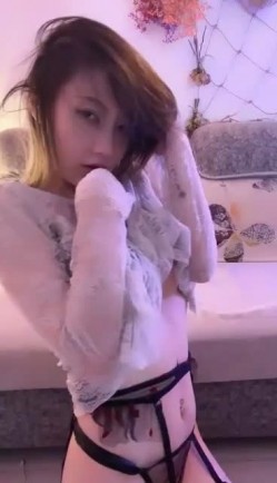 极品短发美女与情人约炮大合集！【美少妇】，小嫂子前凸后翘，风情万种，与情人私会搞破鞋 截图15