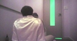 韩国小胖子再探按摩店 并叫了一个老相好的女技师，昏暗的灯光下激情肏逼 截图9