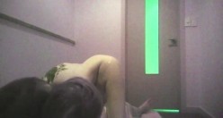 韩国小胖子再探按摩店 并叫了一个老相好的女技师，昏暗的灯光下激情肏逼 截图10