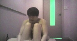韩国小胖子再探按摩店 并叫了一个老相好的女技师，昏暗的灯光下激情肏逼 截图16