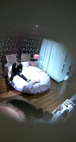 校园附近特色宾馆大学生年轻情侣开房造爱眼镜妹外表看起来清纯内心无比火热年轻气盛打了好几炮 截图1