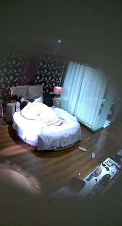 校园附近特色宾馆大学生年轻情侣开房造爱眼镜妹外表看起来清纯内心无比火热年轻气盛打了好几炮 截图2