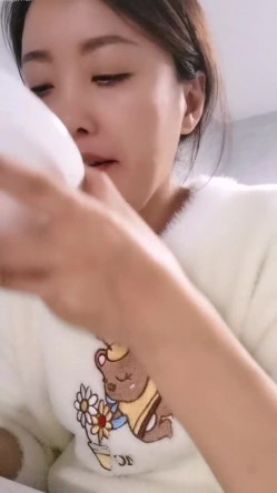 极品人妻！刺激，【放肆的小水娃】，真实良家，标准的贤妻良母，厨房搔首弄姿 截图1