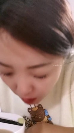 极品人妻！刺激，【放肆的小水娃】，真实良家，标准的贤妻良母，厨房搔首弄姿 截图3
