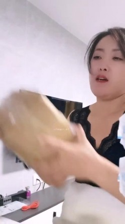 极品人妻！刺激，【放肆的小水娃】，真实良家，标准的贤妻良母，厨房搔首弄姿 截图5