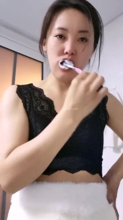 极品人妻！刺激，【放肆的小水娃】，真实良家，标准的贤妻良母，厨房搔首弄姿 截图10