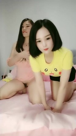 长相清纯卡哇伊短发妹子两女一男3P啪啪，性感短裙头套男骑脸舔逼，双女深喉口交轮换着骑坐，抬腿侧入抽插抱起来猛操 截图1