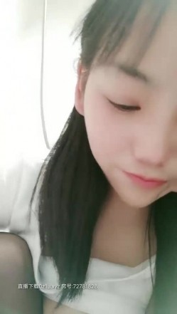 高颜值甜美白衣萌妹子来大姨妈厕所露粉奶掰穴，性感黑丝翘屁股掰开特写揉奶晃动非常诱人 截图1