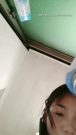 高颜值甜美白衣萌妹子来大姨妈厕所露粉奶掰穴，性感黑丝翘屁股掰开特写揉奶晃动非常诱人 截图7