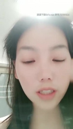 高颜值甜美白衣萌妹子来大姨妈厕所露粉奶掰穴，性感黑丝翘屁股掰开特写揉奶晃动非常诱人 截图9