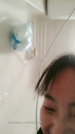 高颜值甜美白衣萌妹子来大姨妈厕所露粉奶掰穴，性感黑丝翘屁股掰开特写揉奶晃动非常诱人 截图13
