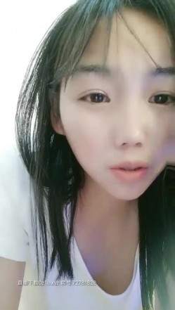 高颜值甜美白衣萌妹子来大姨妈厕所露粉奶掰穴，性感黑丝翘屁股掰开特写揉奶晃动非常诱人 截图15