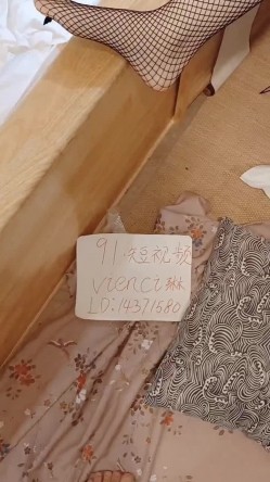 很听话的00后骚母狗，叫干嘛就干嘛。男：骚逼，哇好多水，含进去！ 截图1