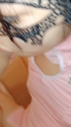 很听话的00后骚母狗，叫干嘛就干嘛。男：骚逼，哇好多水，含进去！ 截图9