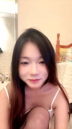 颜值萌妹【猫猫在校】假屌抽插调教自慰，深喉日嘴抽奶干穴 截图3