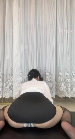 【抖音】瑜伽老师『小巧玲珑』无内亮丝自慰 极品身材一字马可解锁很多姿势 截图1