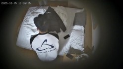 酒店偷拍 连续两天入住大学生情侣猴急男刚到房间就迫不及待扒开眼镜反差婊女友内裤研究 截图10