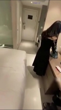 超顶反差婊少妇公务员美熟女【蓝阿姨】厚厚的红唇显得无比性感，口交舌功了得 截图2