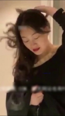 超顶反差婊少妇公务员美熟女【蓝阿姨】厚厚的红唇显得无比性感，口交舌功了得 截图14